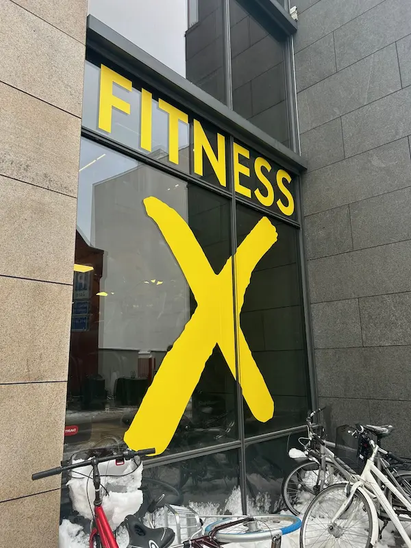 Fitness X outdoor print på glasfacade