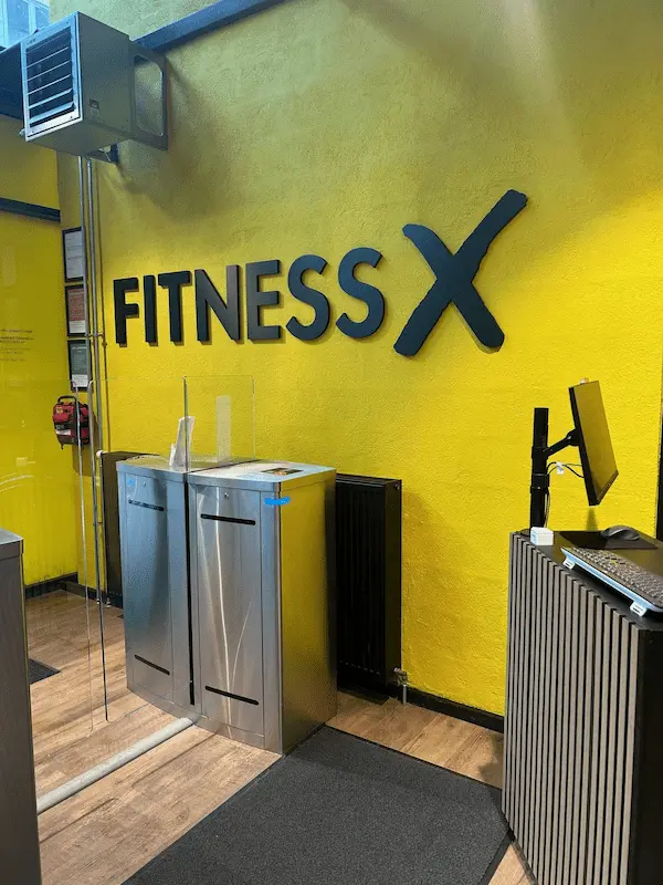 Fitness X logo på væg