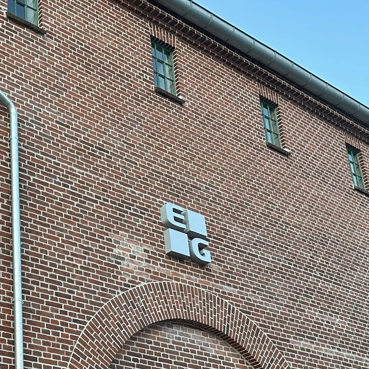 EG Odense logo på facade