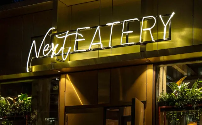Next Eatery neonskilt på cafefacade