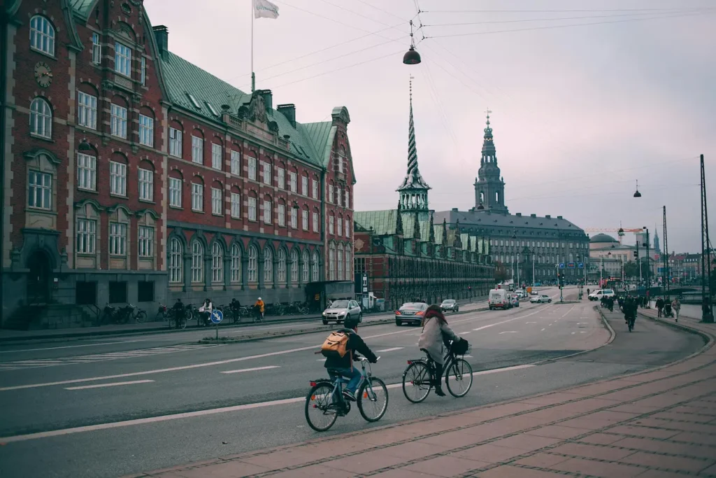 Hvor lovgivningen før stort set kun tillod NGO'er at afholde lotterier (eller virksomheder i samarbejde med NGO'er), kan virksomheder med den nye lovgivning nu også på egen hånd afholde lotterier - dog med en række krav, der skal overholdes.