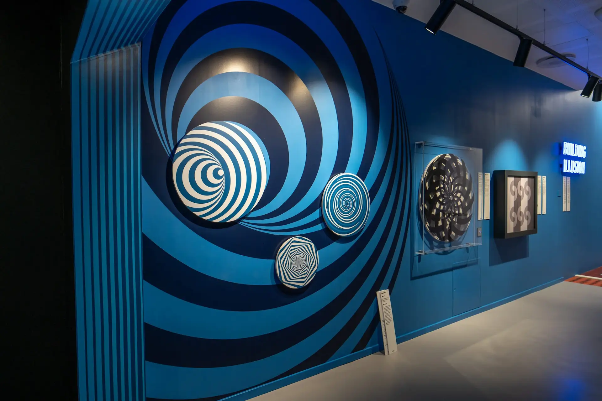 Vægfolie med optisk illusion hos Museum of Illusions