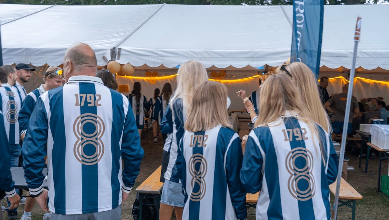 Bording-medarbejdere i specialdesignede trøjer med årstallet 1792