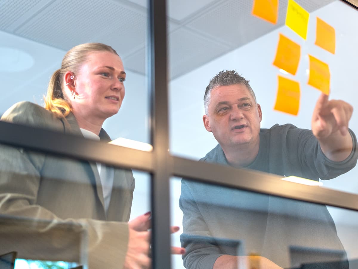 Medarbejdere hos Bording Danmark arbejder med post-its i workshop